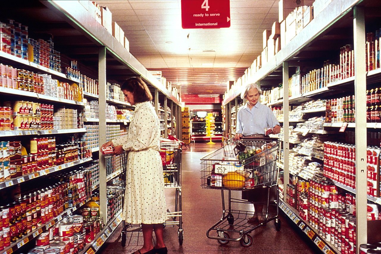 1280px-Women_grocery_shopping