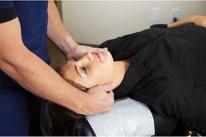 chiropractor-in-savannah-gives-an-adjustment